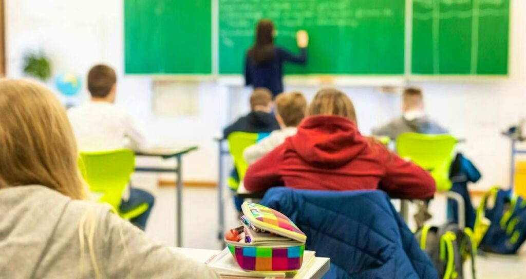 Bir gün bile okula gitmeden bir sağlık raporuyla 17 yıl boyunca maaş aldı